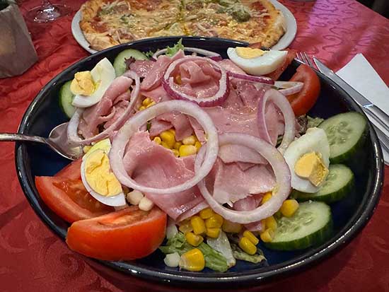 Foto Salat mit Schinken und Zwiebeln