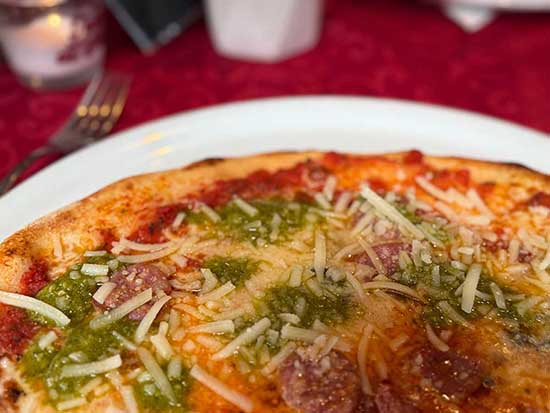 Foto Pizza mit Pesto, Parmesan und einer scharfen Salami