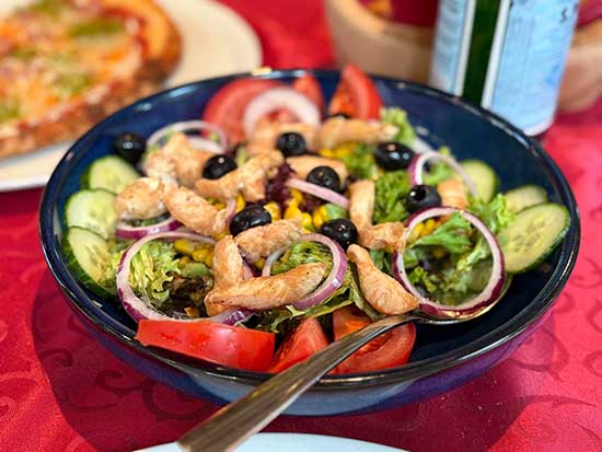 Salat mit Hühnchen und Oliven, Zwiebeln und Mais