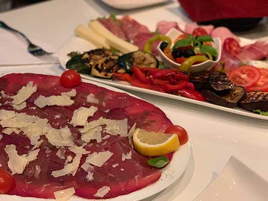 Foto mit typisch italienischen Antipasti