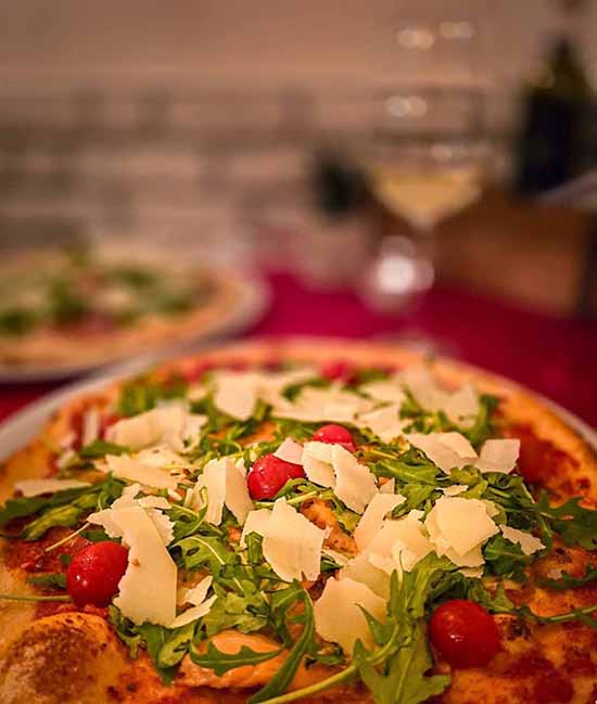 Foto Pizza mit Kirschtomaten und Rucola