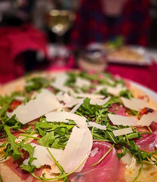 Foto Pizza mit Parmaschinken und Parmesan