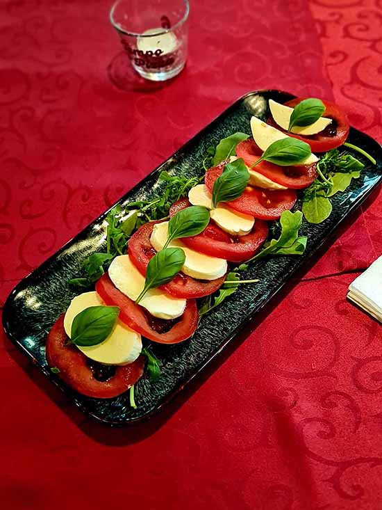 Foto Salat mit Tomate und Mozzarella im Restaurant Tempo di Pizza
